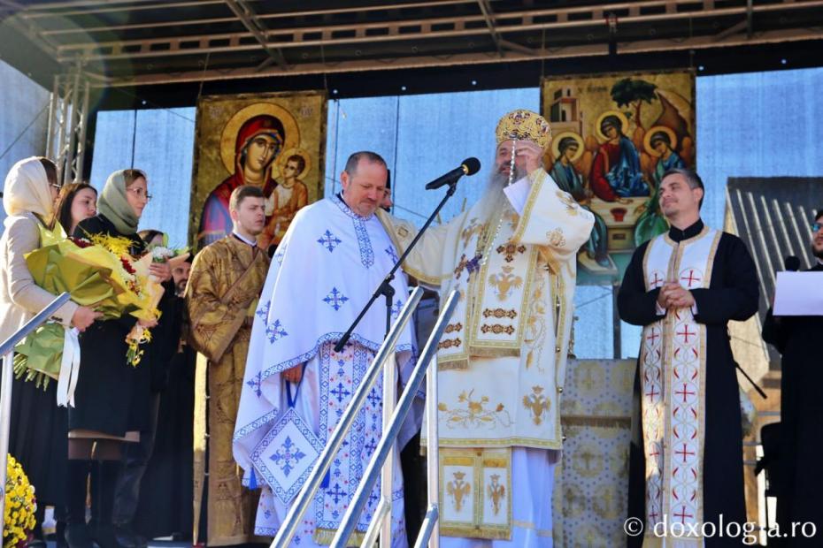 Pr. Cătălin Burlacu a primit din partea IPS Teofan Crucea „Sfântul Ierarh Iosif cel Milostiv” / Foto: Flavius Popa