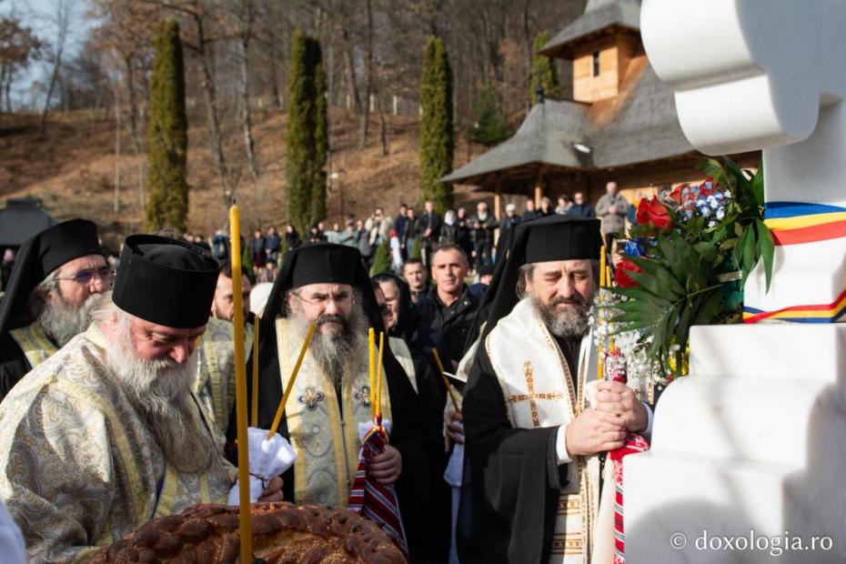 PS Nichifor Botoșăneanul, săvârșind slujba de Parastas pentru marii duhovnici ai Mănăstirii Sihăstria / Foto: Mihail Vrăjitoru