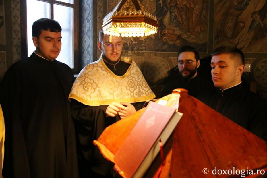 Membrii Colegiului „Sfântul Nicolae”, oferind răspunsurile liturgice / Foto: Flavius Popa