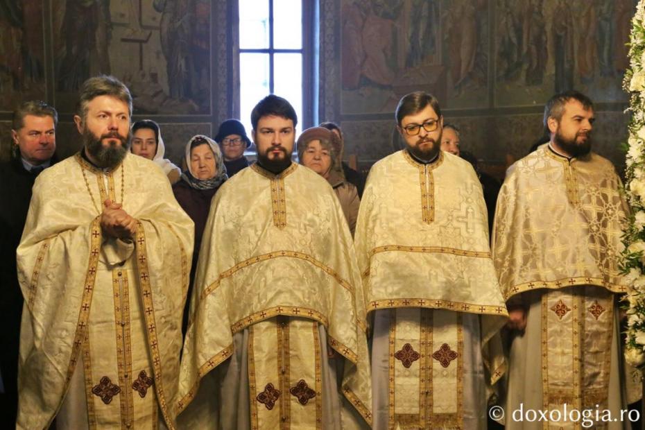 Clericii prezenți la Sfânta Liturghie oficiată la Parohia Budești / Foto: Flavius Popa