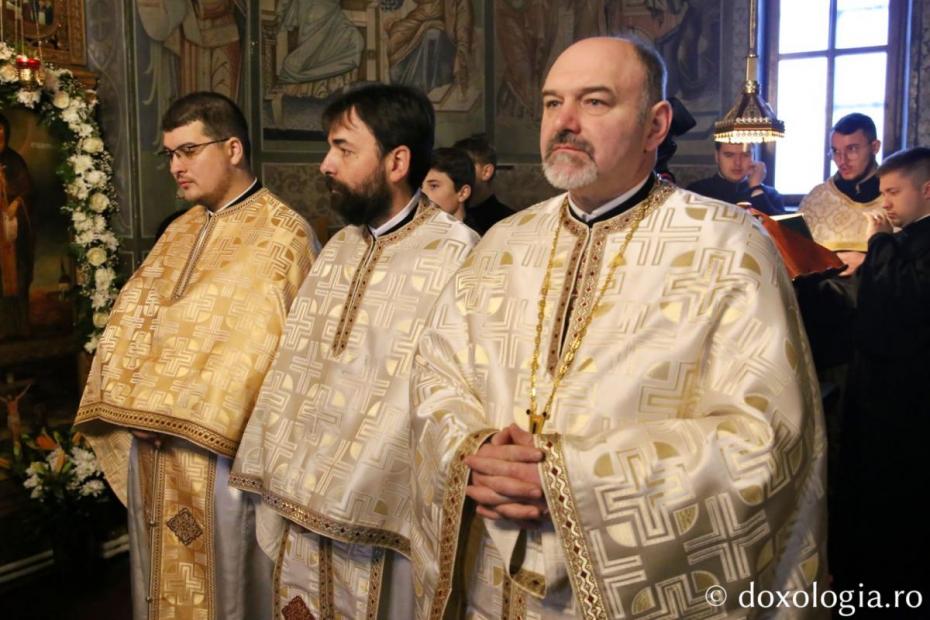 Clericii prezenți la Sfânta Liturghie oficiată la Parohia Budești / Foto: Flavius Popa