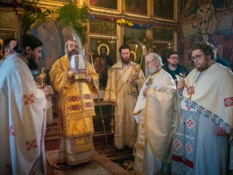 PS Nichifor Botoșăneanul, Episcop-vicar al Arhiepiscopiei Iașilor, săvârșind Sfânta Liturghie la Parohia Probota