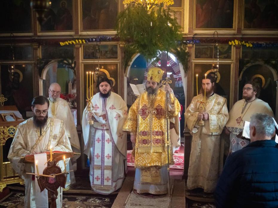 PS Nichifor Botoșăneanul, Episcop-vicar al Arhiepiscopiei Iașilor, săvârșind Sfânta Liturghie la Parohia Probota