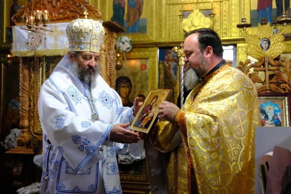 pr. Adrian Achitenei, primind de la PS Nichifor Botoșăneanul Crucea „Sfântul Ierarh Dosoftei” / Foto: facebook.com/federovici.doinaelena