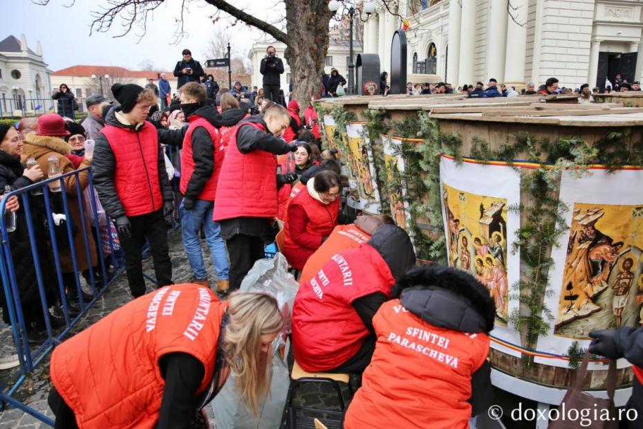 Voluntarii Sfintei Parascheva au oferit credincioșilor care au stat la rând sticle cu Aghiasmă Mare / Foto: Flavius Popa