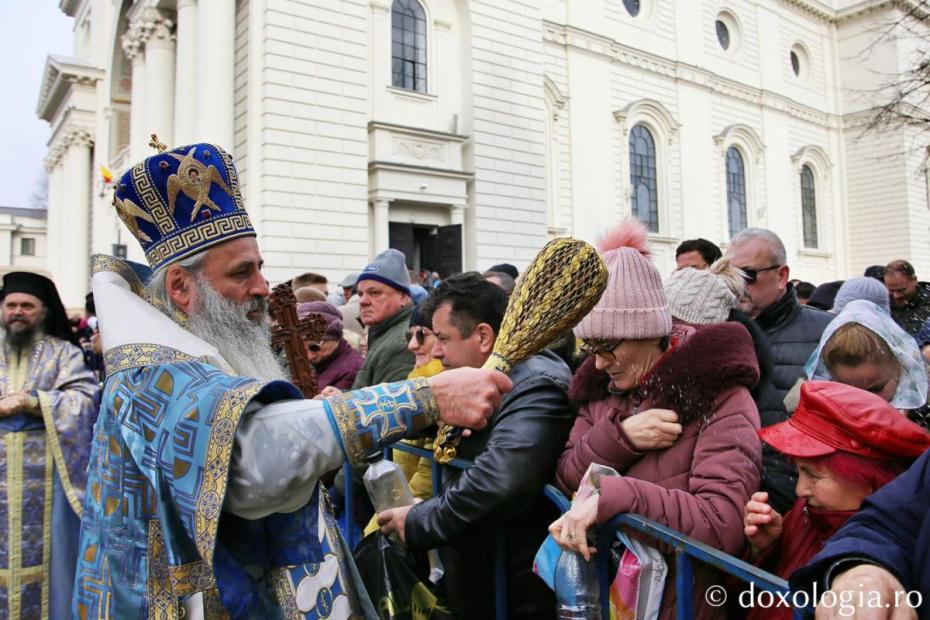 Ieșenii au fost binecuvântați de IPS Teofan, la început de an, cu Aghiasmă Mare, de sărbătoarea Bobotezei / Foto: Flavius Popa