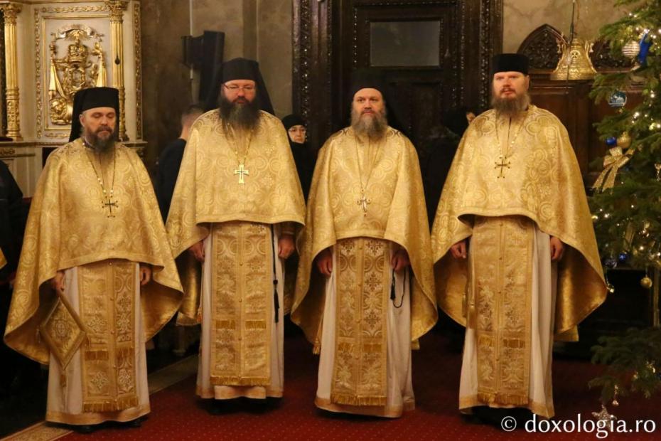 Slujitorii Catedralei Mitropolitane din Iași, la slujba de Crăciun / Foto: Flavius Popa