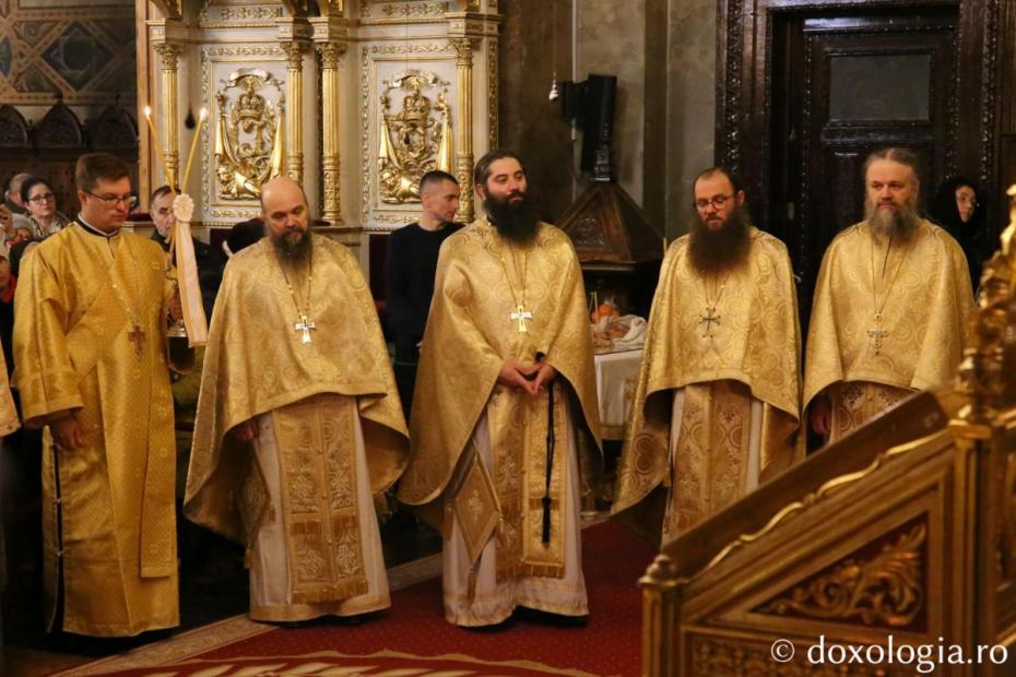 Slujitorii Catedralei Mitropolitane din Iași, la slujba de Crăciun / Foto: Flavius Popa