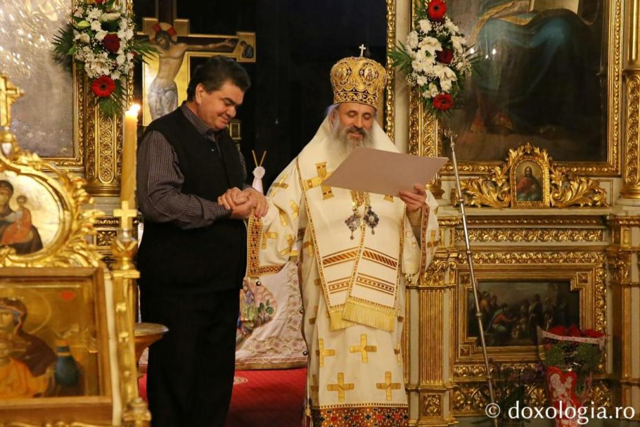 Dirijorul Corului Sanctus, Costel Mirel Nechita, primind din partea IPS Teofan o distincție de vrednicie / Foto: Flavius Popa