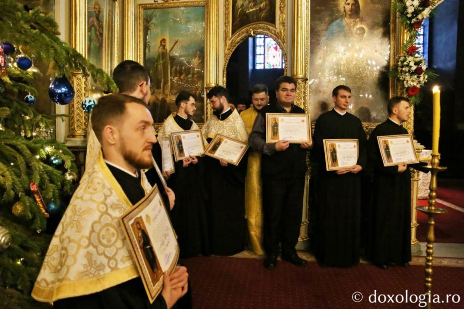 Psalții Catedralei, primind distincții din partea IPS Teofan / Foto: Flavius Popa