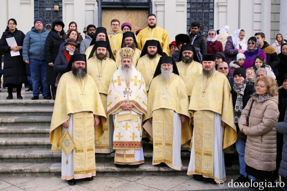 IPS Teofan dimpreună cu slujitorii Catedralei Mitropolitane din Iași, la slujba de Crăciun / Foto: Flavius Popa