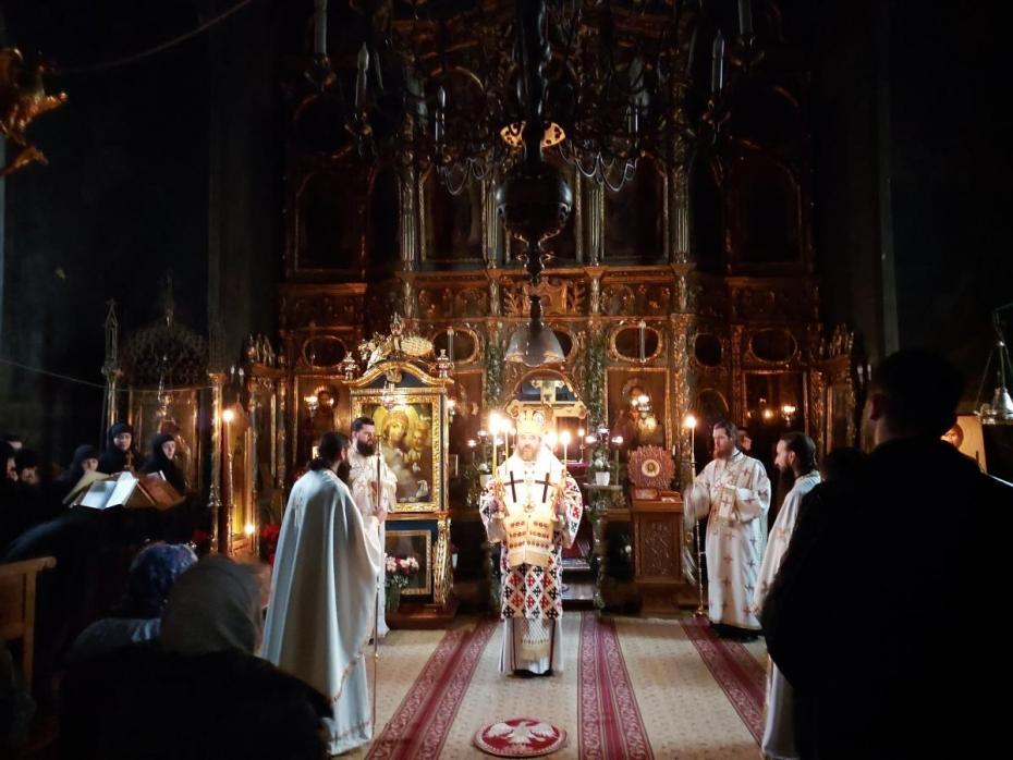 Moment din Sfânta Liturghie oficiată de PS Nichifor Botoșăneanul la Biserica Talpalari