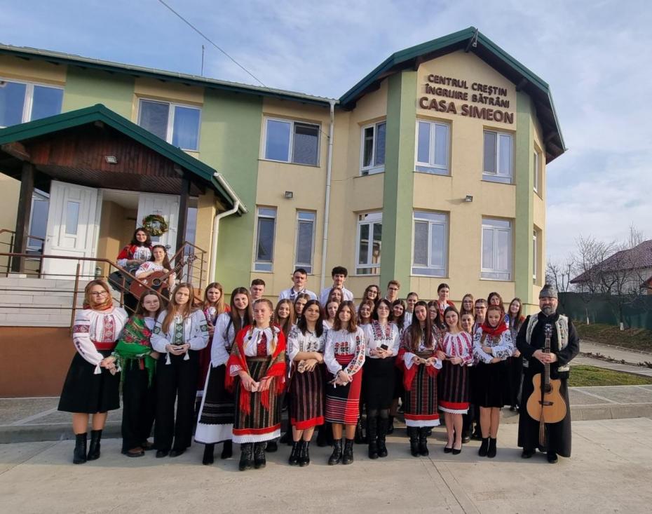 Elevii unui liceu din Dorohoi i-au colindat pe vârstnicii de la centrele de asistență din județul Botoșani