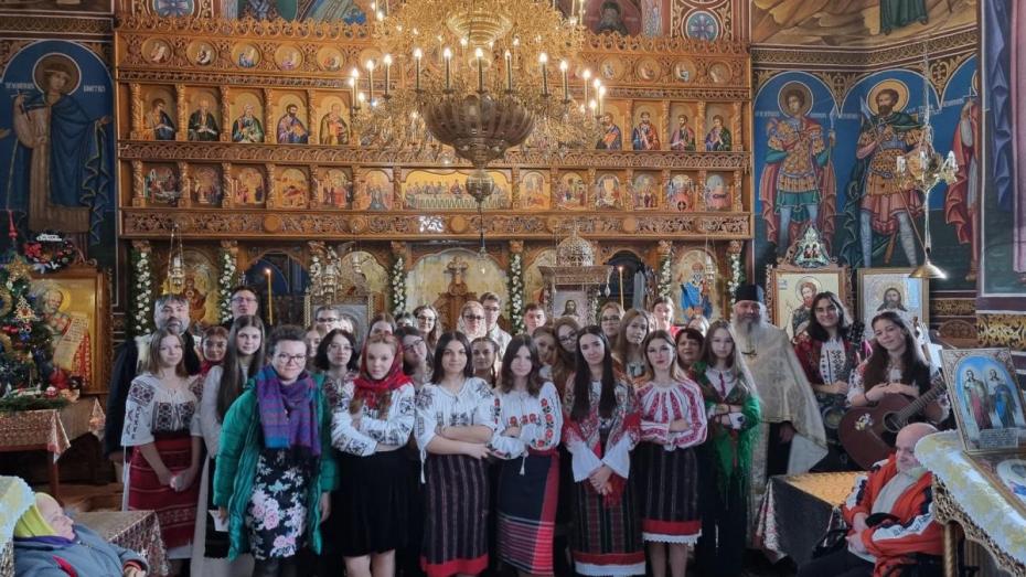 Elevii unui liceu din Dorohoi i-au colindat pe vârstnicii de la centrele de asistență din județul Botoșani