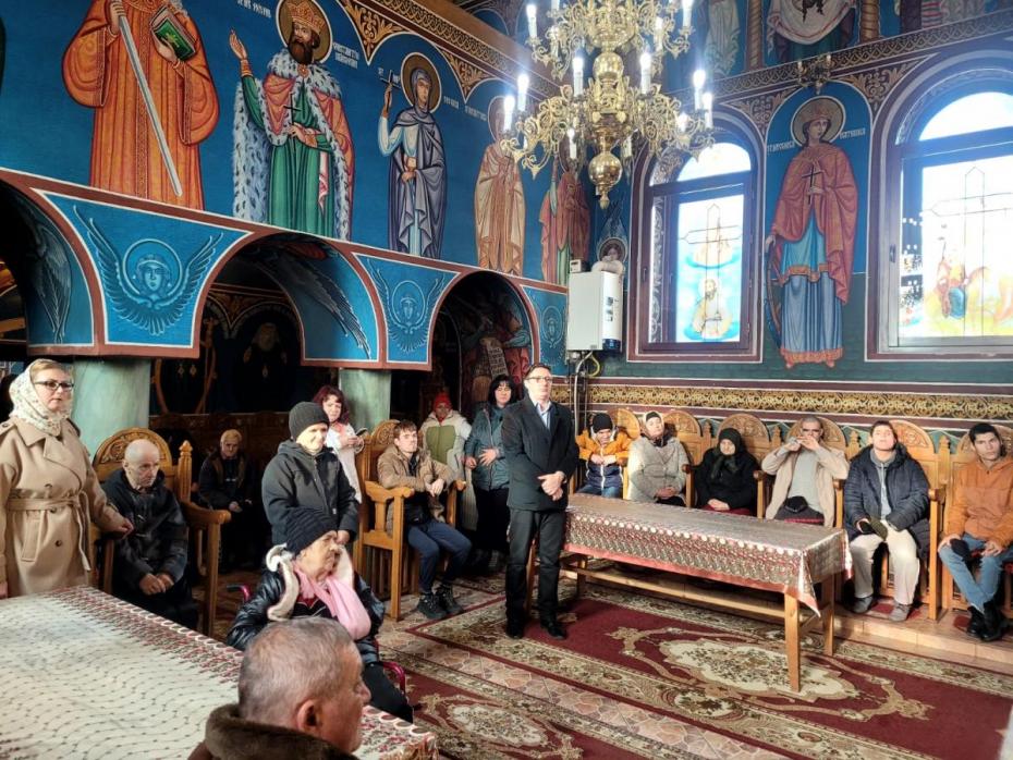 Elevii unui liceu din Dorohoi i-au colindat pe vârstnicii de la centrele de asistență din județul Botoșani