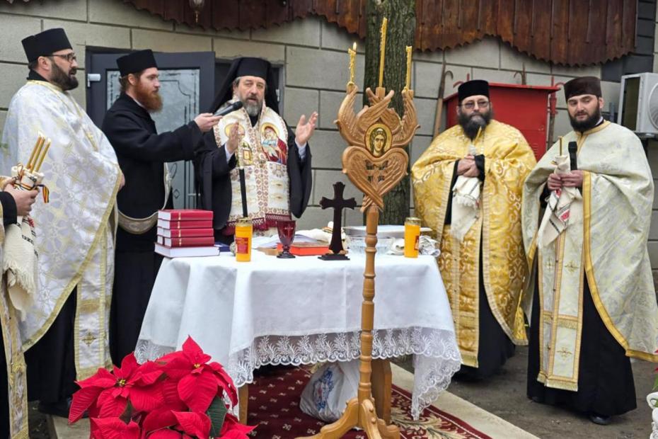 Slujire arhierească în Parohia Andrieșeni: Pomenirea Părintelui Mihai Cepeliuc și sfințirea casei parohiale / Foto: Ionuț Plugarașu