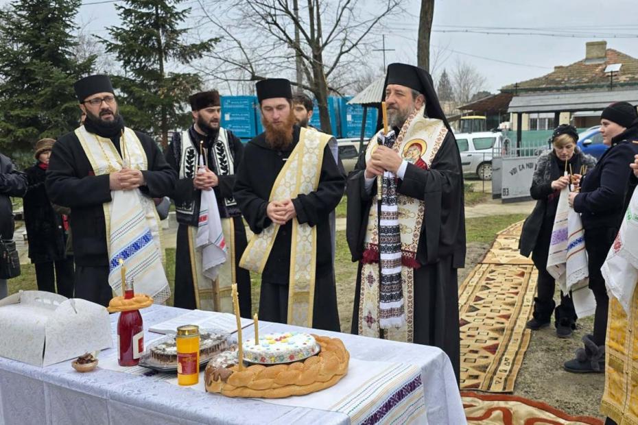 Slujire arhierească în Parohia Andrieșeni: Pomenirea Părintelui Mihai Cepeliuc și sfințirea casei parohiale / Foto: Ionuț Plugarașu