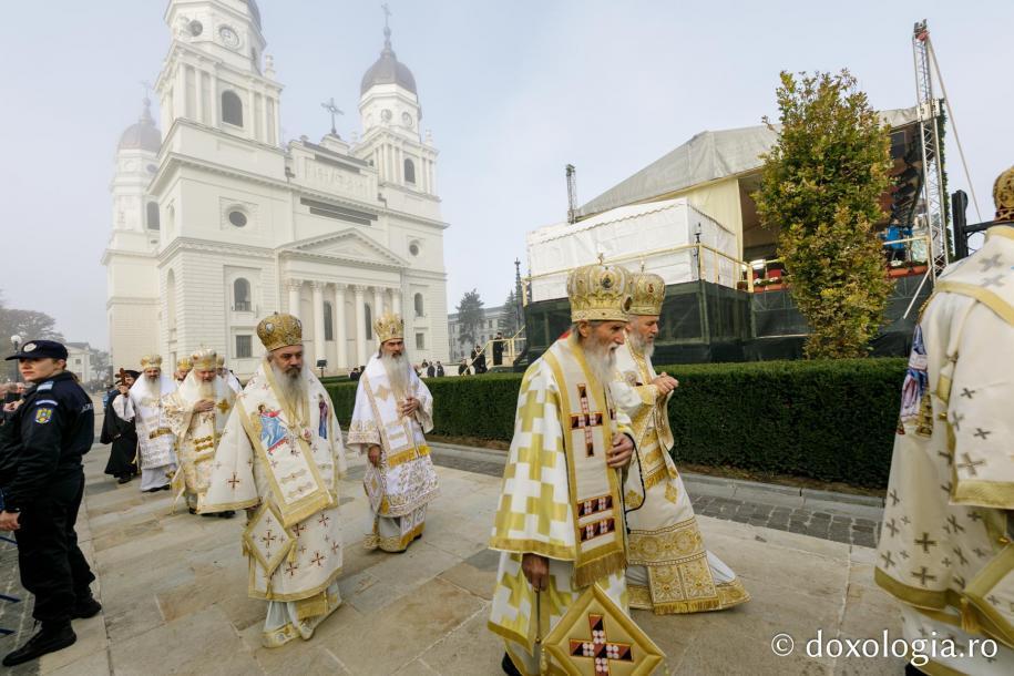 Foto: Oana Nechifor / Ierarhi slujitori la Sfânta Liturghie a Hramului Sfintei Cuvioase Parascheva