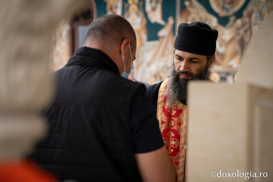 Închinători la mormântul părintelui Iustin Pârvu de la mănăstirea Petru Vodă / foto: Bogdan Bulgariu