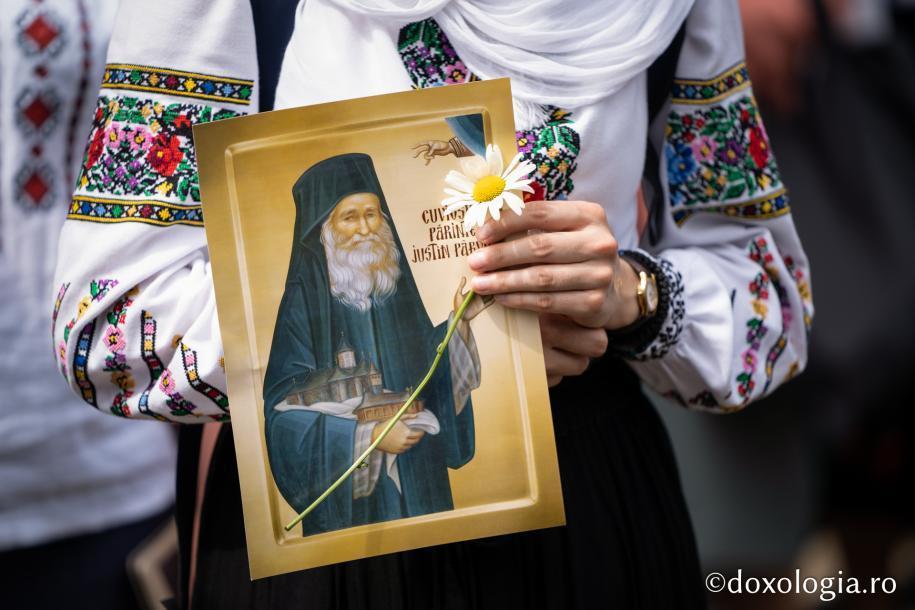 Credincioși la mănăstirea Petru Vodă, ctitoria părintelui Iustin Pârvu / foto: Bogdan Bulgariu