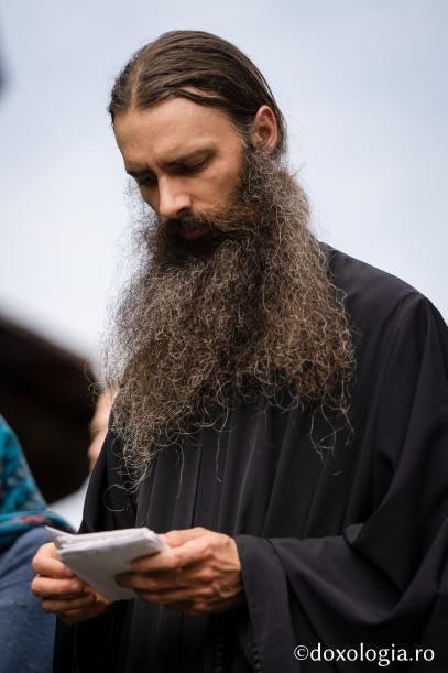 Credincioși la mănăstirea Petru Vodă, ctitoria părintelui Iustin Pârvu / foto: Bogdan Bulgariu