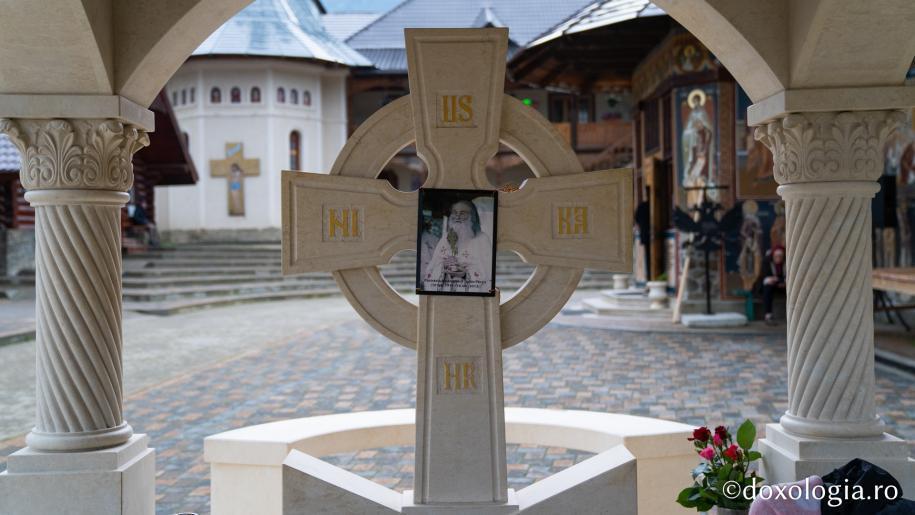 Mormântului părintelui Iustin Pârvu de la mănăstirea Petru Vodă / foto: Bogdan Bulgariu