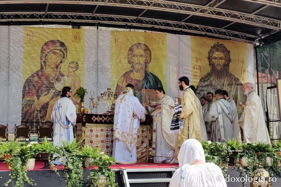 Sfânta Liturghie oficiată cu prilejul hramului Parohiei „Sfântul Ioan - Domnesc” din Piatra Neamț