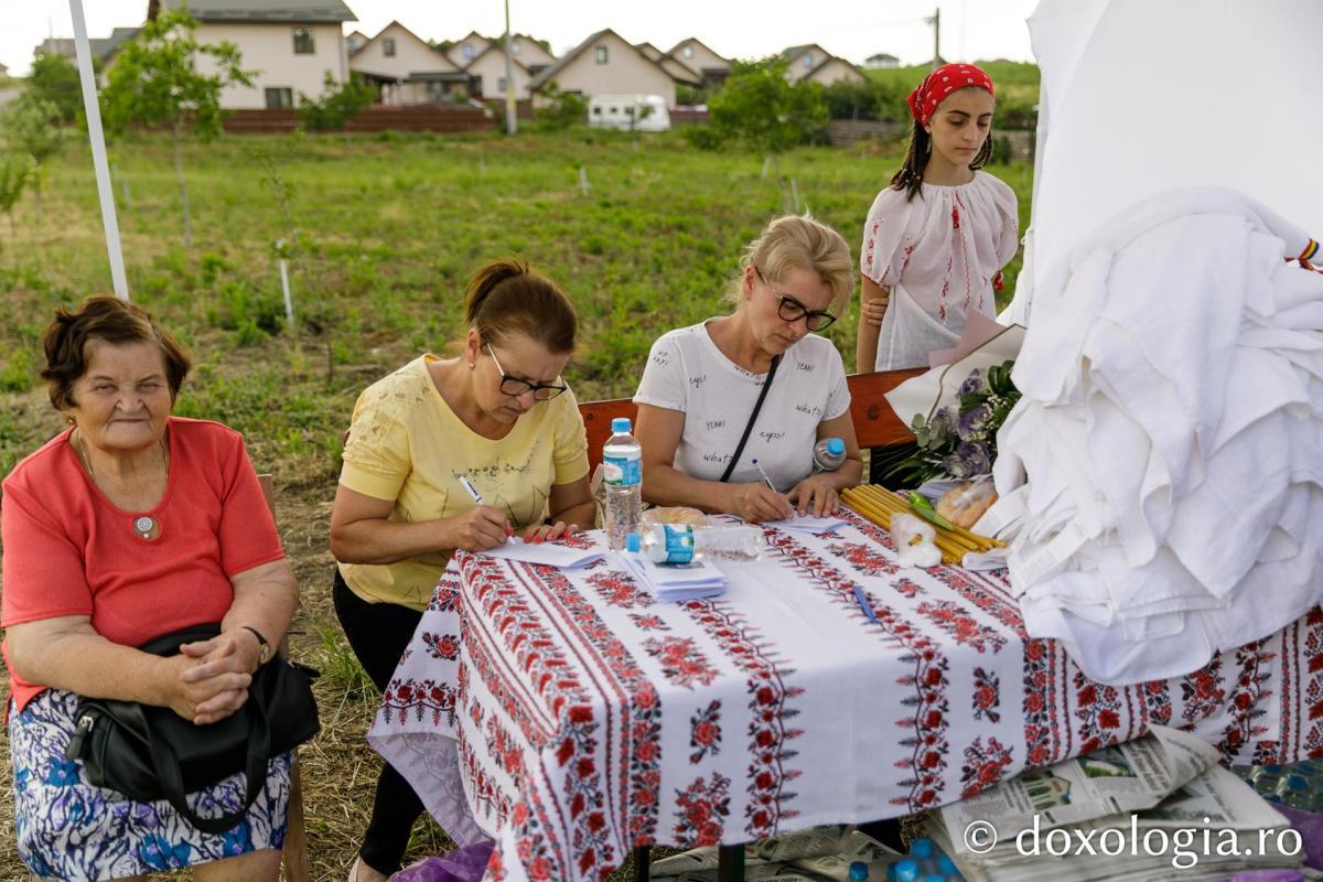 Credincioșii au pregătit pomelnice pentru slujbă / Foto: pr. Silviu Cluci