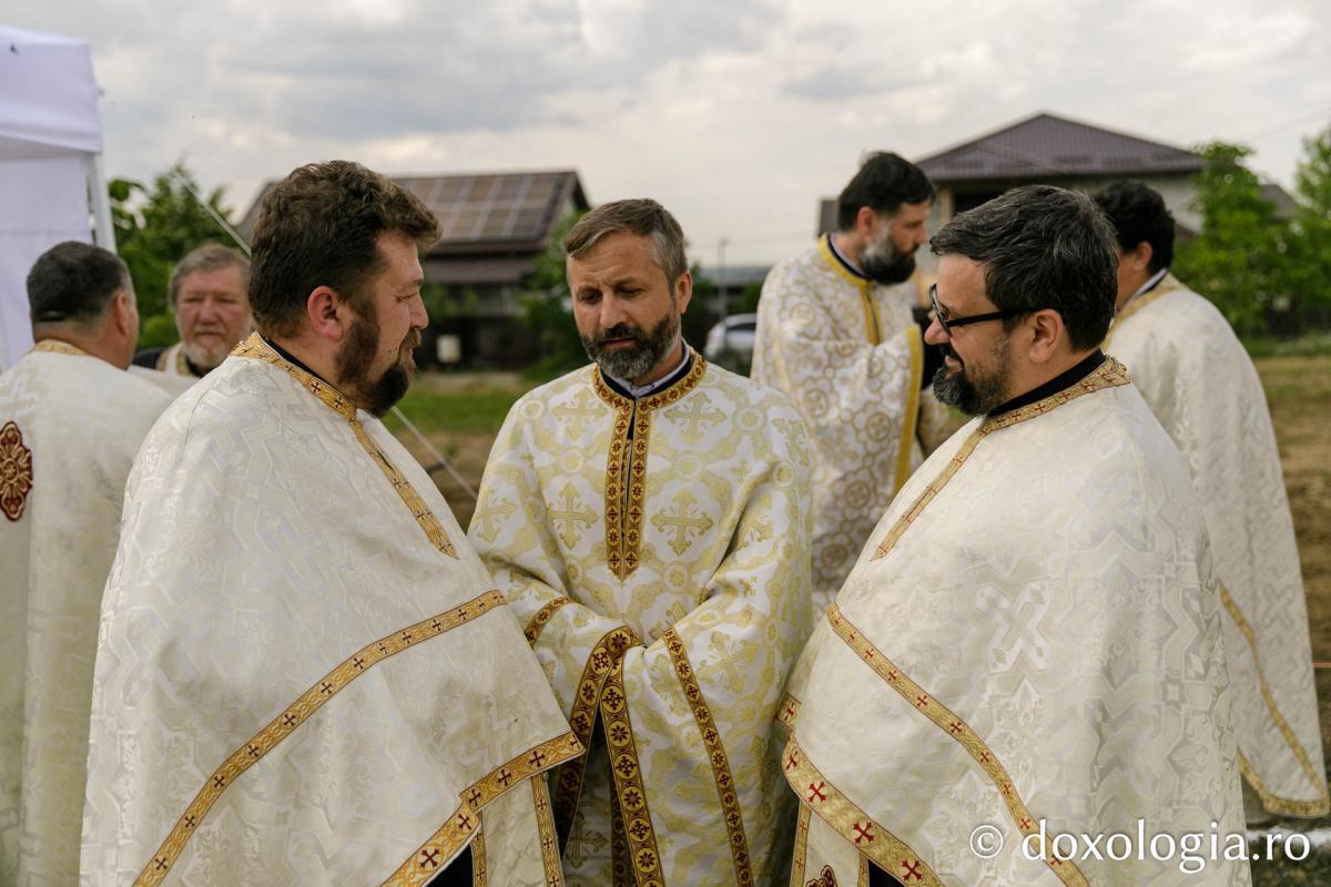 Soborul de preoți în așteptarea ierarhului / Foto: pr. Silviu Cluci