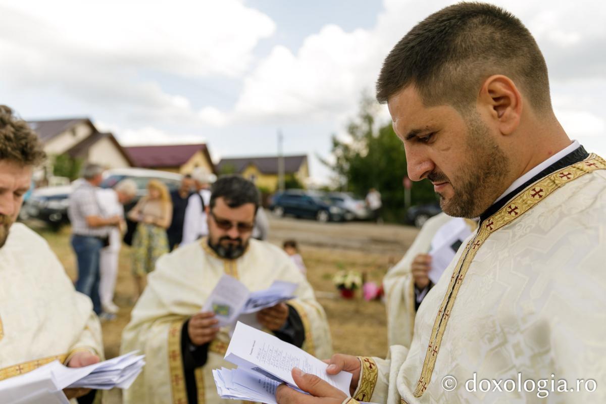 Soborul de preoți în așteptarea ierarhului / Foto: pr. Silviu Cluci