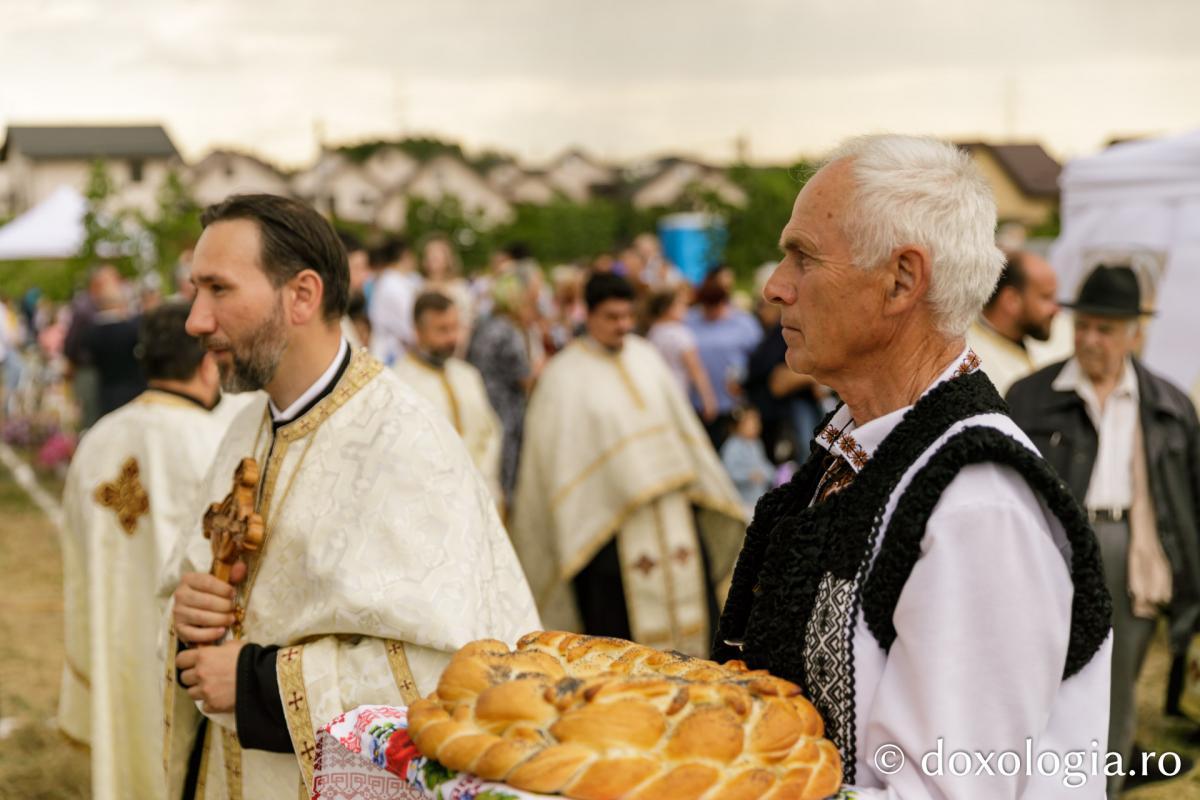 Întâmpinarea ierarhului / Foto: pr. Silviu Cluci