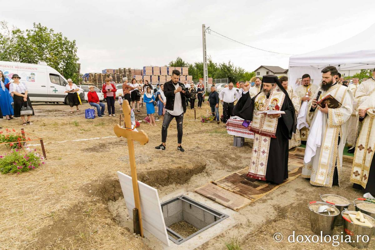 Slujba punerii pietrei de temelie pentru viitoarea biserică / Foto: pr. Silviu Cluci