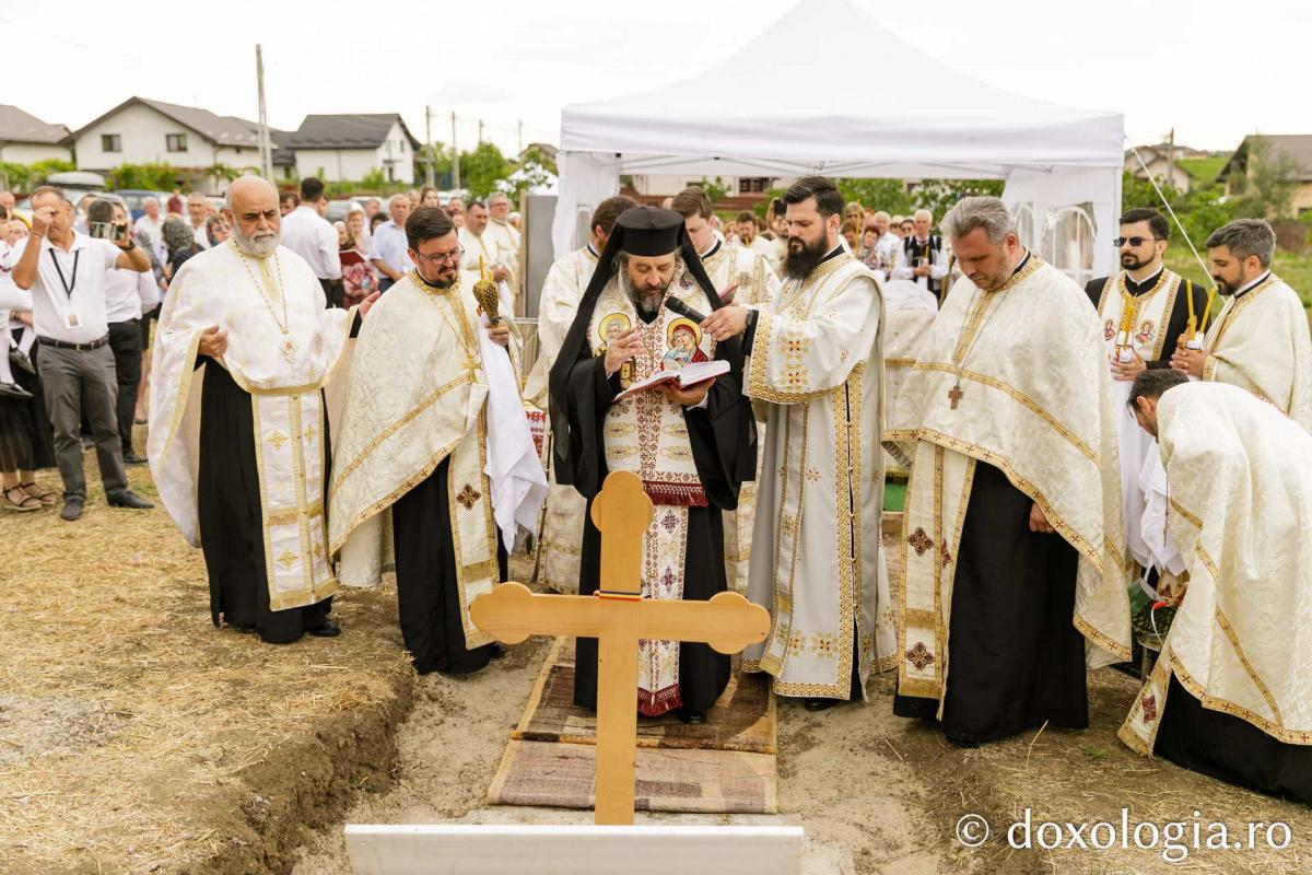 Slujba punerii pietrei de temelie pentru viitoarea biserică / Foto: pr. Silviu Cluci