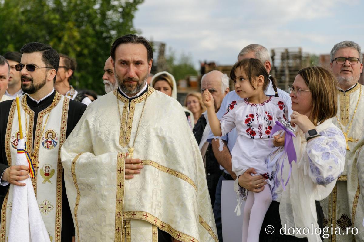 Părintele paroh și familia sa / Foto: pr. Silviu Cluci