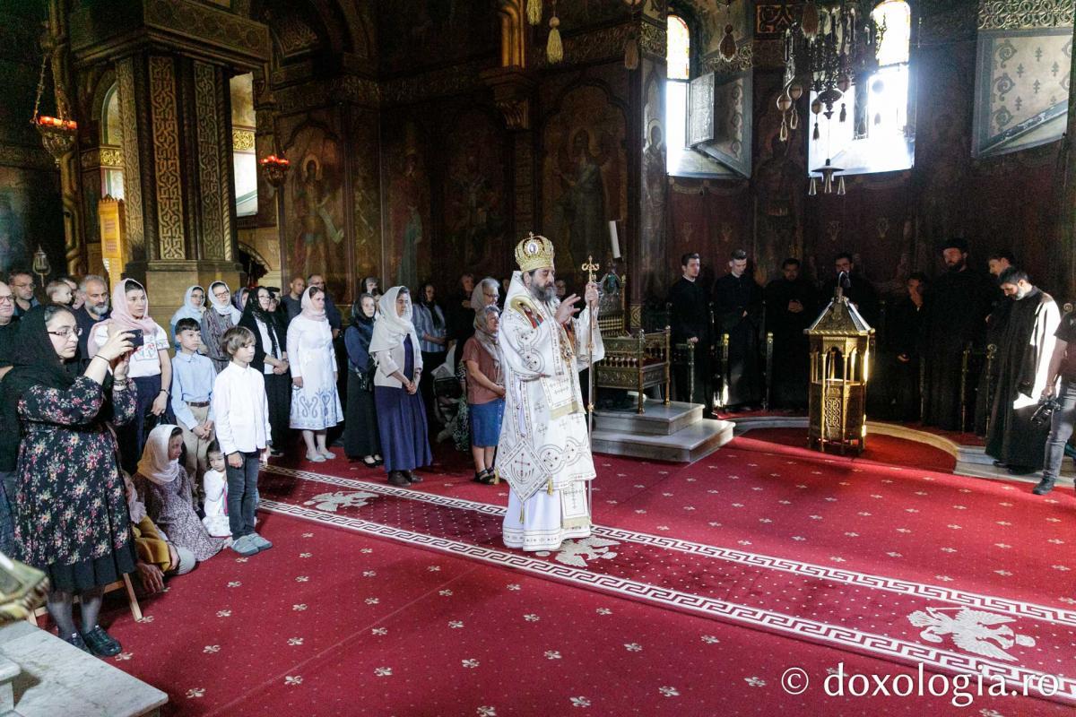 Ierarhul binecuvintează preoții înainte de vohodul mic / Foto: pr. Silviu Cluci