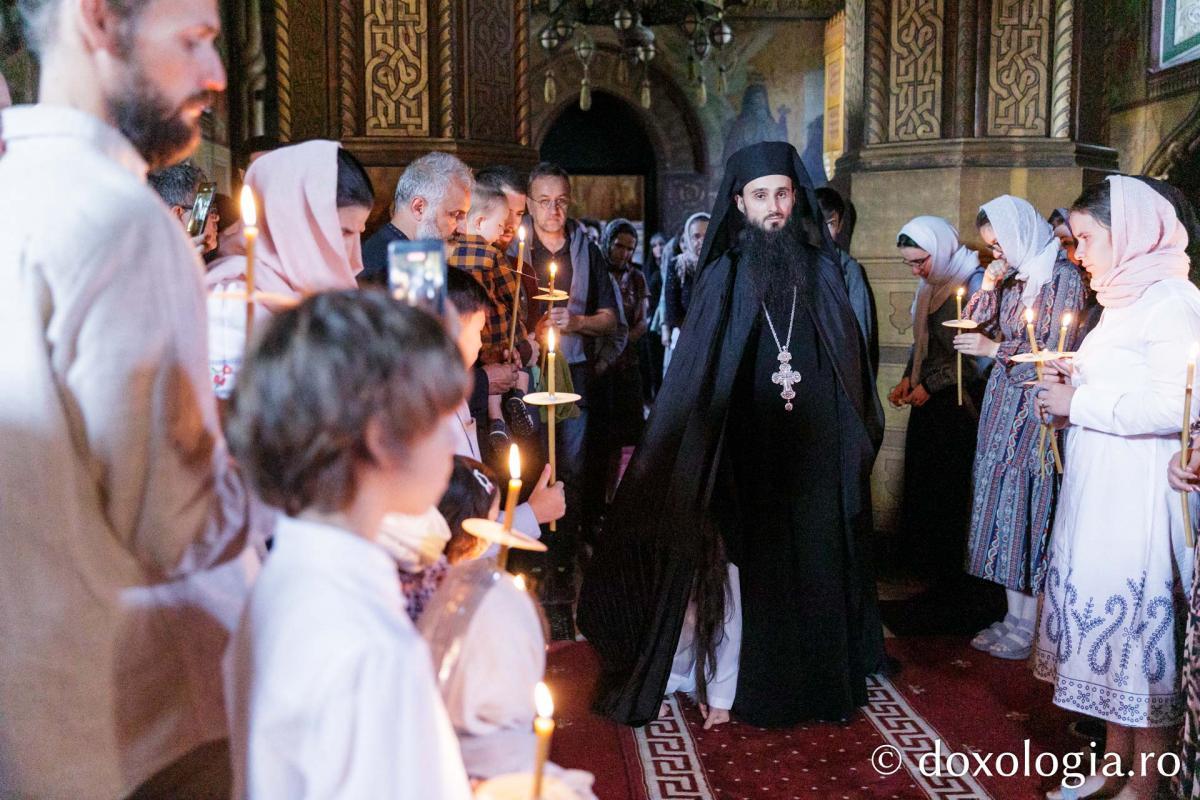 Viitorul monah vine din pridvorul bisericii până în fața Sfântului Altar în timp ce strana cântă „Braţele părinteşti” / Foto: pr. Silviu Cluci