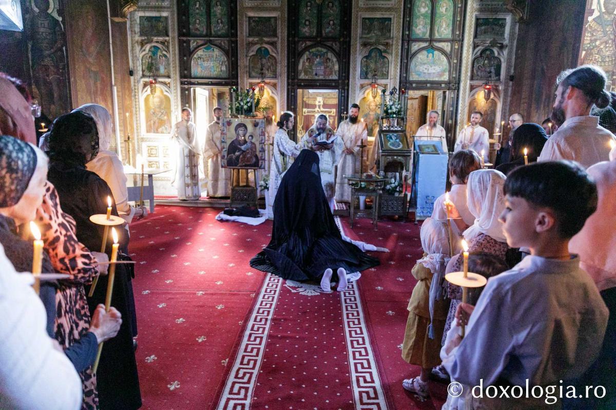 Viitorul monah vine din pridvorul bisericii până în fața Sfântului Altar în timp ce strana cântă „Braţele părinteşti” / Foto: pr. Silviu Cluci