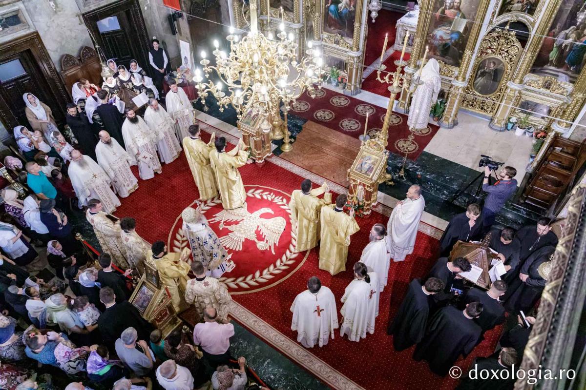 Momente din cadrul Sfintei Liturghii la Catedrala mitropolitană din Iași / foto: Oana Nechifor