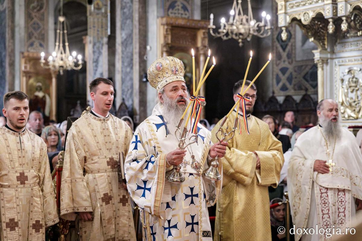 Momente din cadrul Sfintei Liturghii la Catedrala mitropolitană din Iași / foto: Oana Nechifor