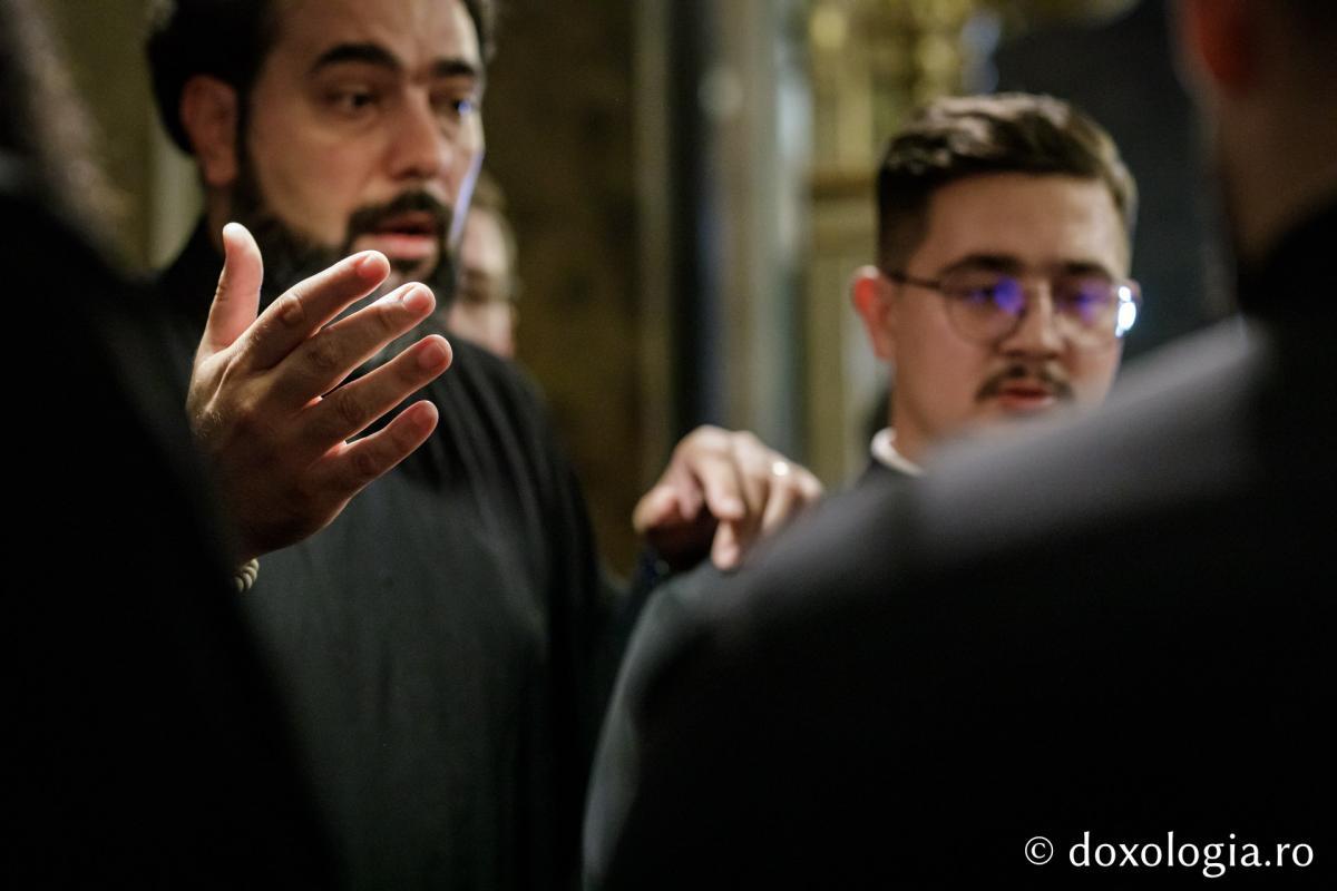 Corul „Byzantion” dirijat de Adrian Sîrbu împreună cu Dimitrios Galanis și prof. dr. Georgios Konstantinou din Grecia / foto: Oana Nechifor Corul „Byzantion” dirijat de Adrian Sîrbu împreună cu Dimitrios Galanis și prof. dr. Georgios Konstantinou din Grecia / foto: Oana Nechifor