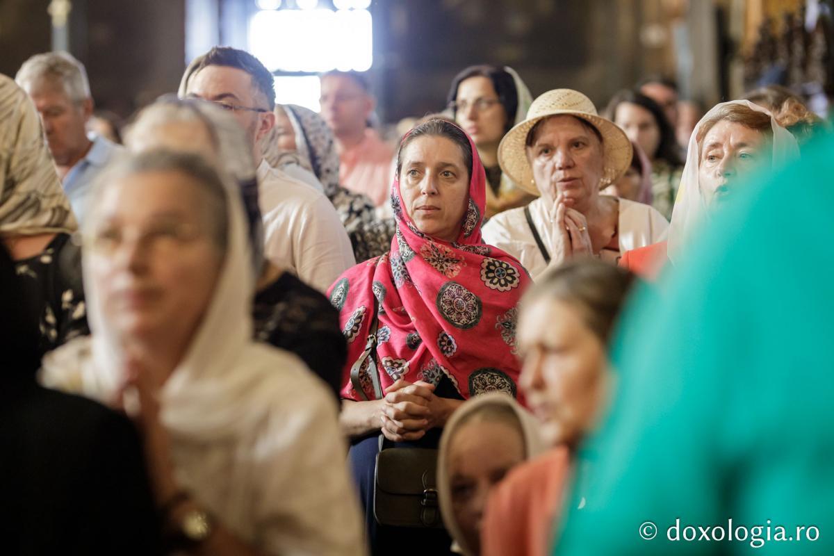 Credincioși participanți la Sfânta Liturghie / foto: Oana Nechifor