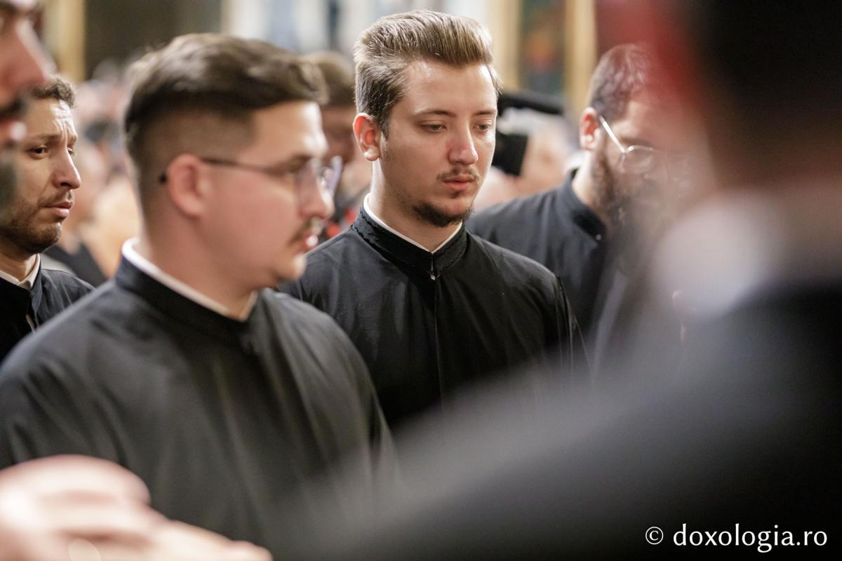 Corul „Byzantion” dirijat de Adrian Sîrbu împreună cu Dimitrios Galanis și prof. dr. Georgios Konstantinou din Grecia / foto: Oana Nechifor Corul „Byzantion” dirijat de Adrian Sîrbu împreună cu Dimitrios Galanis și prof. dr. Georgios Konstantinou din Grecia / foto: Oana Nechifor