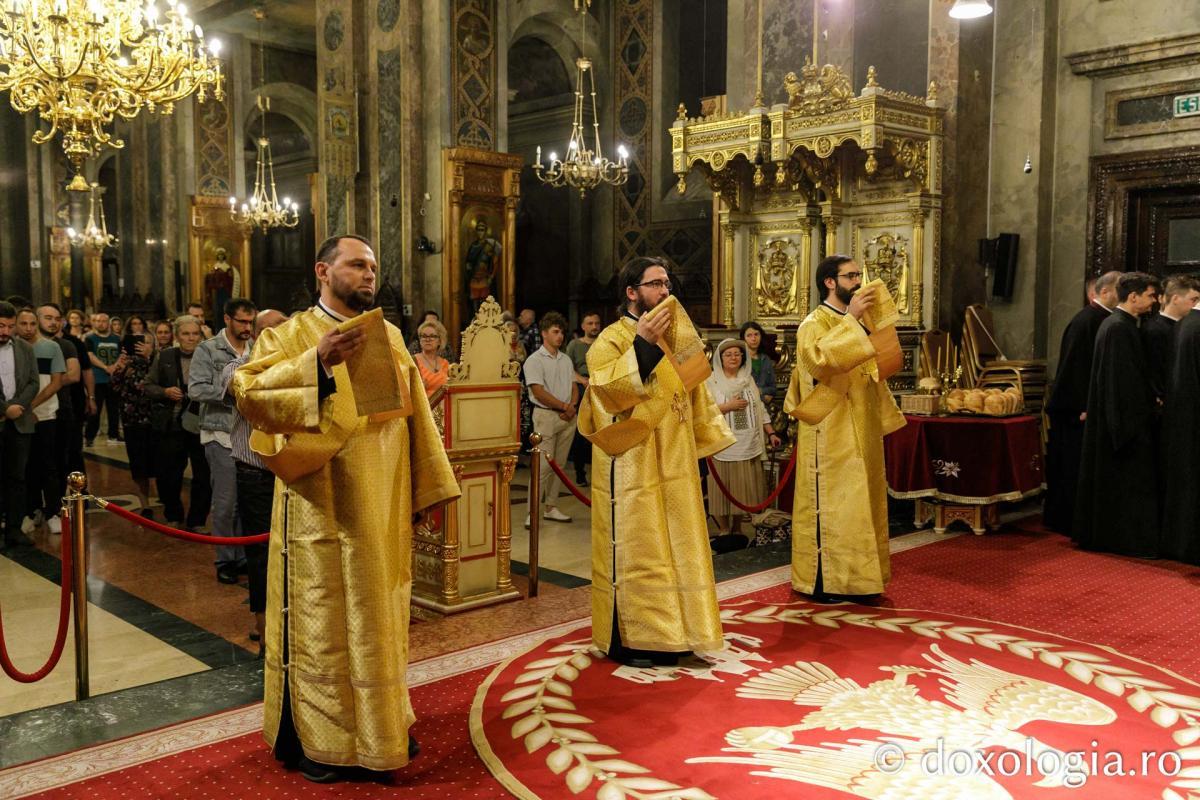 Slujba Privegherii în cinstea Acoperământului Maicii Domnului/ Foto: pr. Silviu Cluci