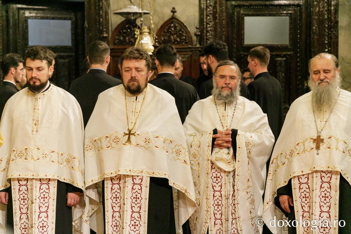 Slujba Privegherii în cinstea Acoperământului Maicii Domnului/ Foto: pr. Silviu Cluci