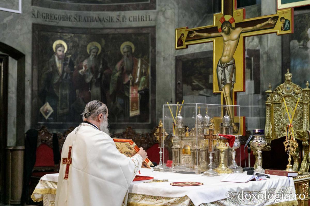 Slujba Privegherii în cinstea Acoperământului Maicii Domnului/ Foto: pr. Silviu Cluci