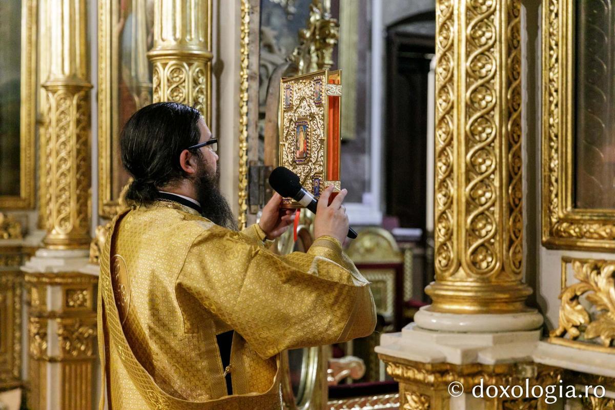 Slujba Privegherii în cinstea Acoperământului Maicii Domnului/ Foto: pr. Silviu Cluci