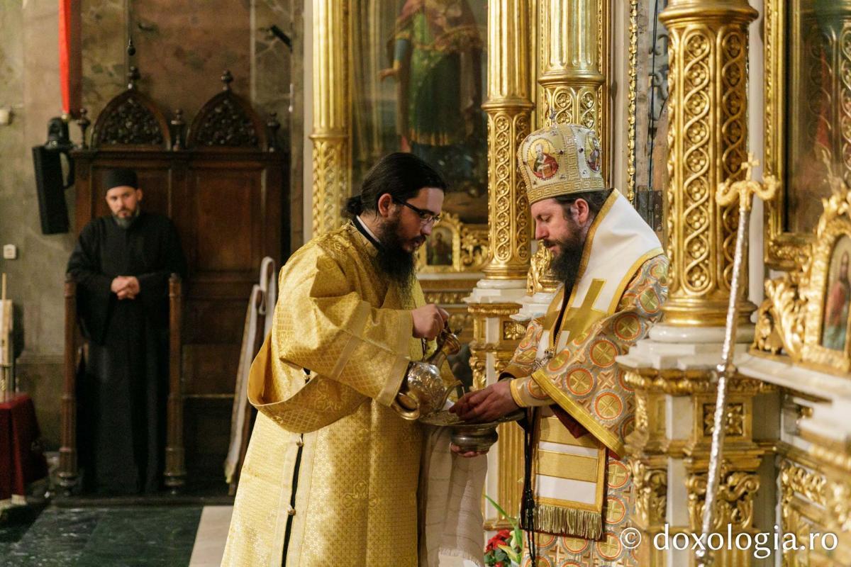 Slujba Privegherii în cinstea Acoperământului Maicii Domnului/ Foto: pr. Silviu Cluci