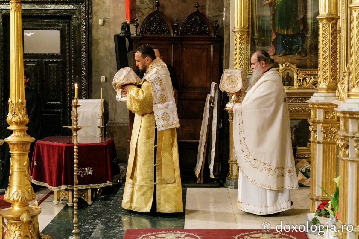 Slujba Privegherii în cinstea Acoperământului Maicii Domnului/ Foto: pr. Silviu Cluci