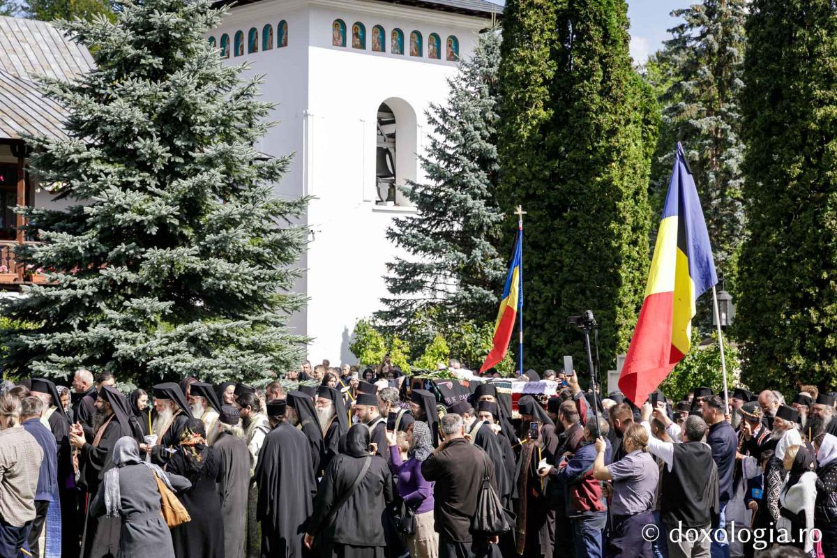 Părintele Arsenie Popa, starețul mănăstirii Sihăstria, la slujba de înmormântare a ieroschimonahului Simeon Zaharia de la Mănăstirea Sihăstria