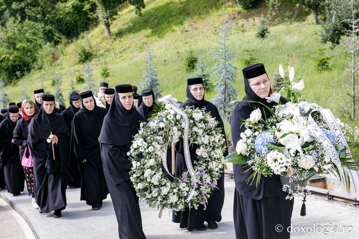 Părintele Arsenie Popa, starețul mănăstirii Sihăstria, la slujba de înmormântare a ieroschimonahului Simeon Zaharia de la Mănăstirea Sihăstria